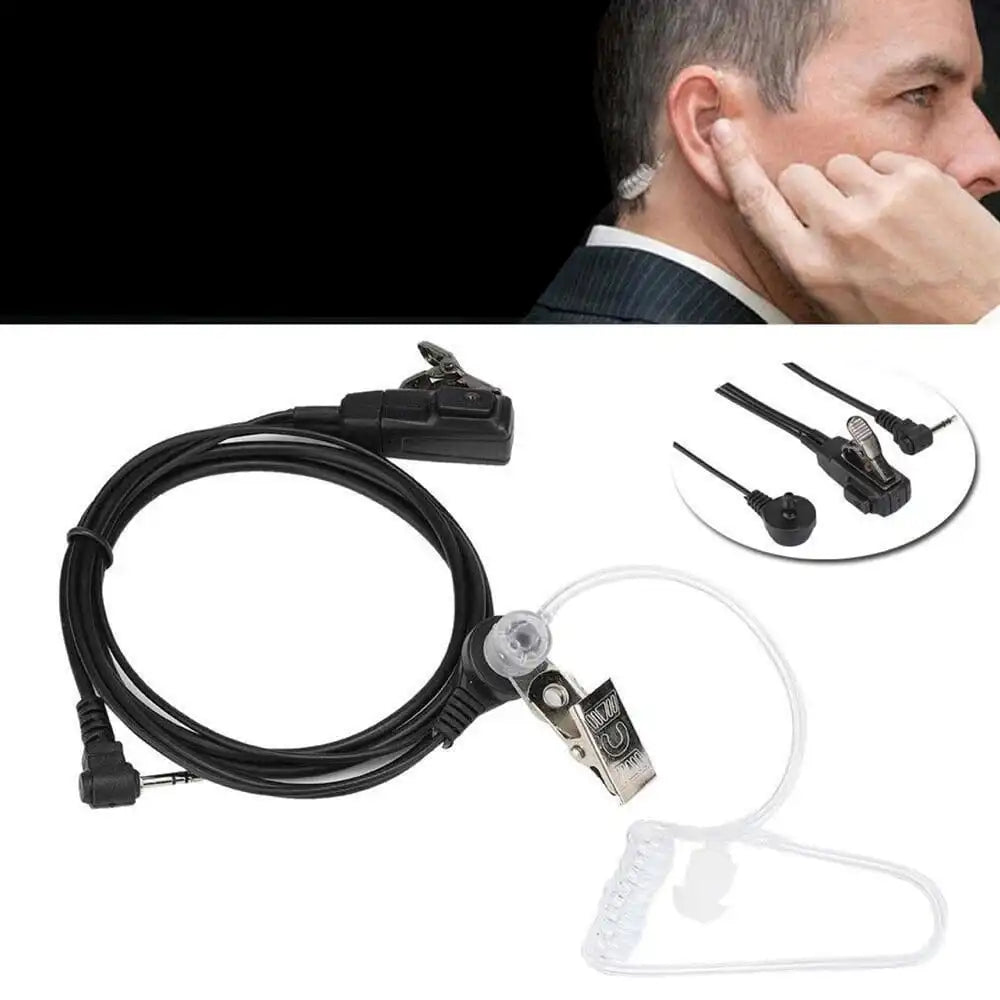 PTT-Headset für Motorola Funkgeräte mit transparentem Luftschlauch. Detailbild, das zeigt, wie der Ohrhörer im Ohr getragen wird.