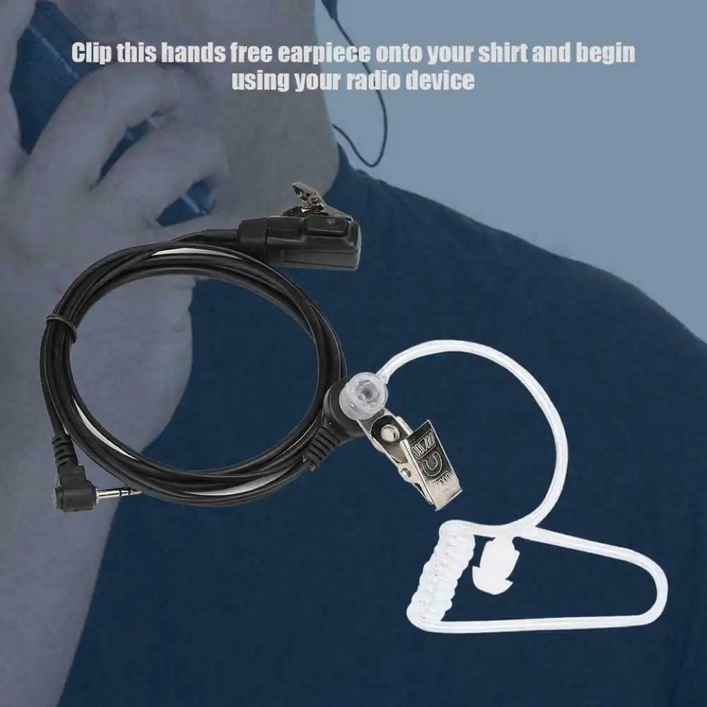 Ein Benutzer befestigt das Freisprech-Headset mit dem robusten Clip an seiner Kleidung, um das Funkgerät zu nutzen.