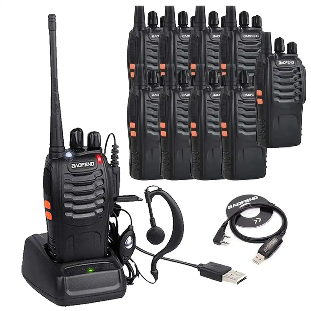 Set aus zehn schwarzen Baofeng BF-888S UHF-Funkgeräten, inklusive Programmierkabel und einem Gerät in der Ladestation mit Ohrhörer. Perfekt für anpassbare und erweiterte Funkkommunikation.