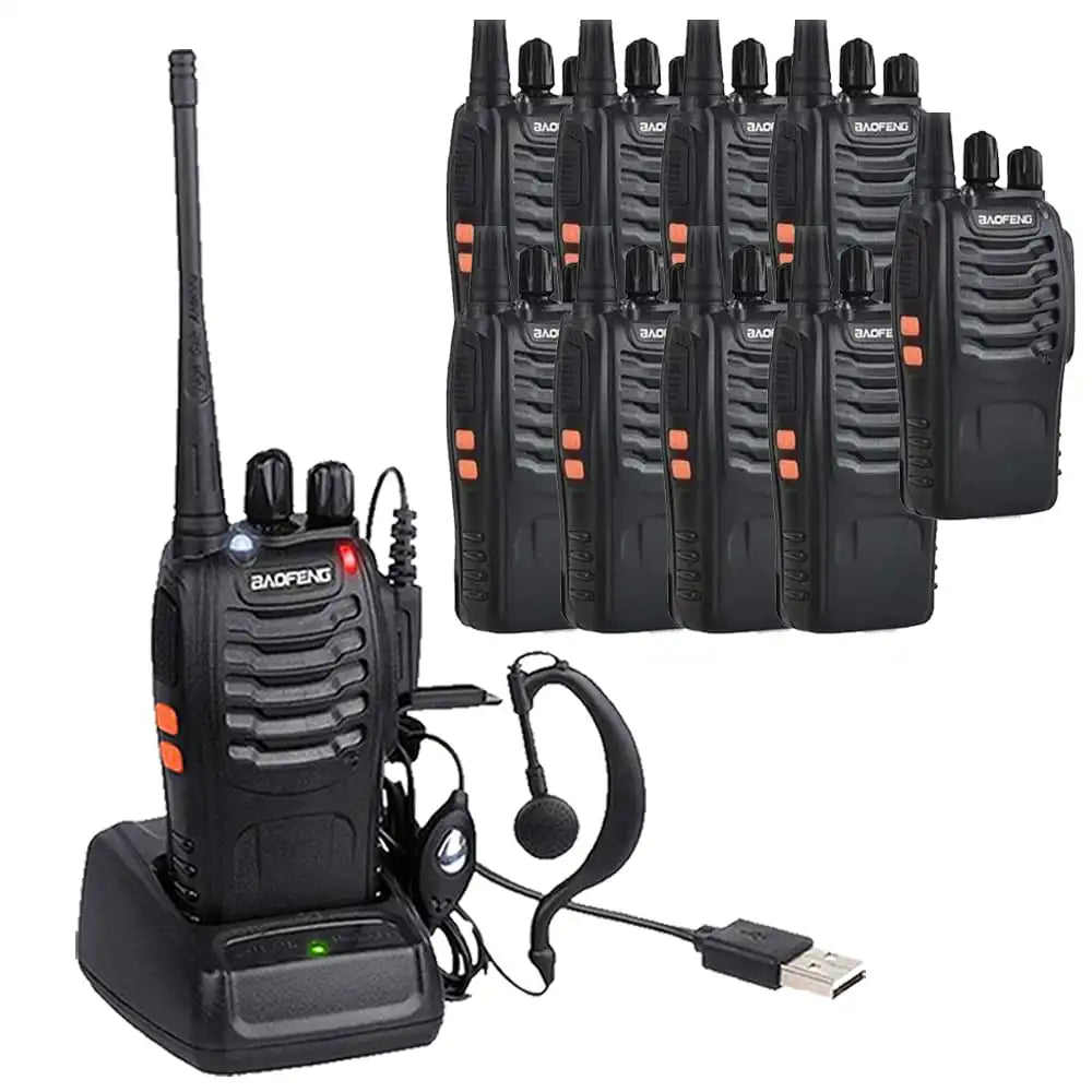 Zehn schwarze Baofeng BF-888S UHF-Funkgeräte, eines davon in der Ladestation mit angeschlossenem Ohrhörer. Dieses vielseitige Set ist ideal für effiziente Gruppenkommunikation.