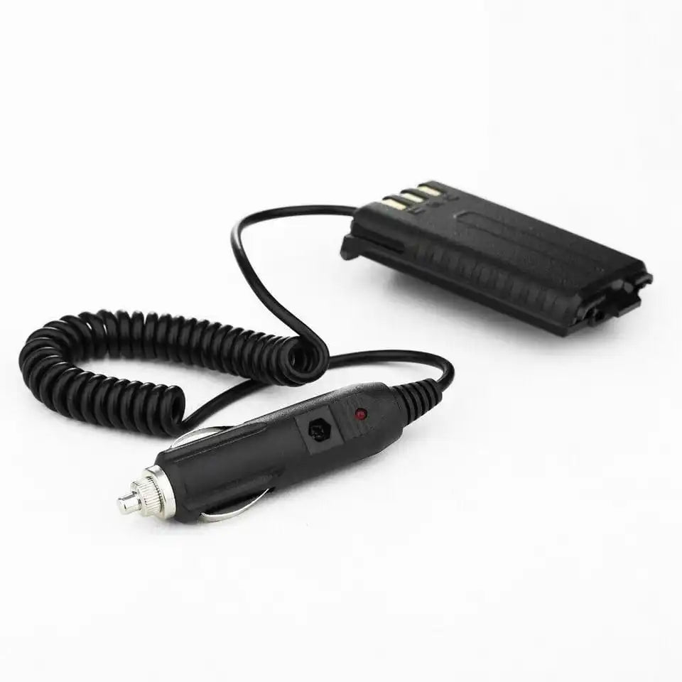 Seitenansicht des Baofeng UV-5R Batterie-Eliminators auf weißem Hintergrund