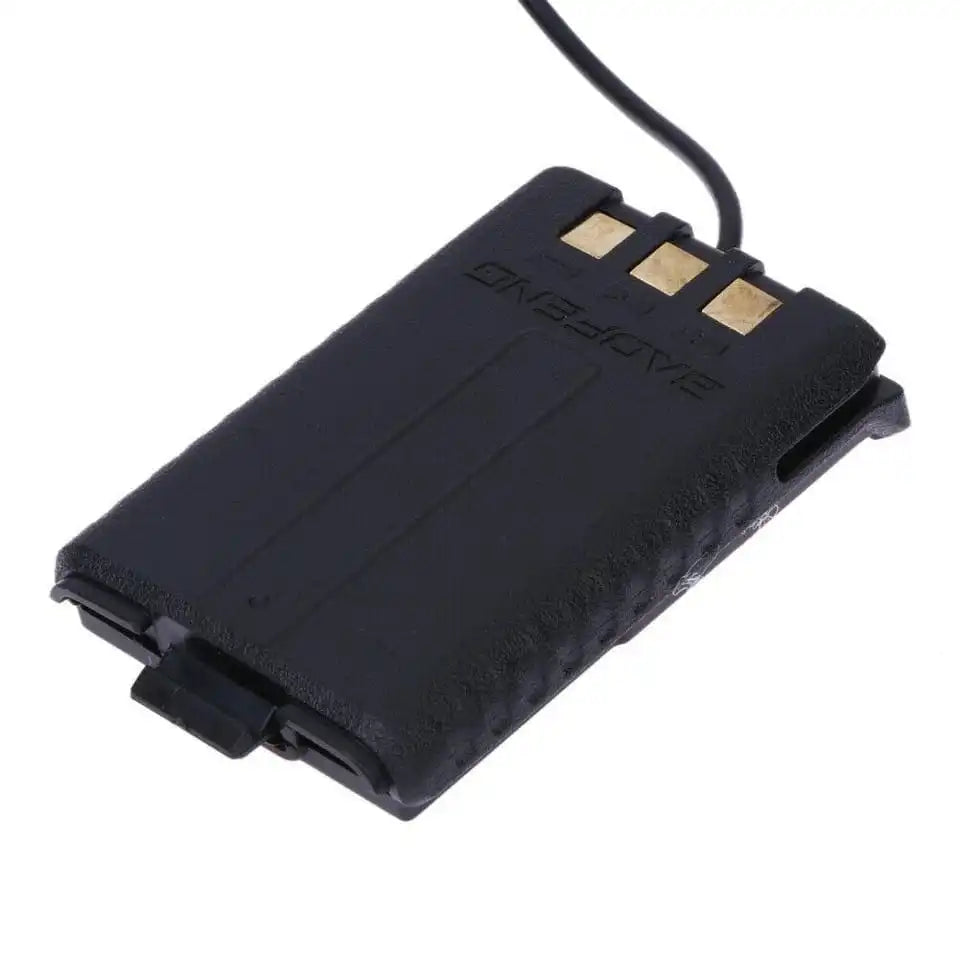 Nahaufnahme der Kontakte am Baofeng UV-5R Batterie-Eliminator