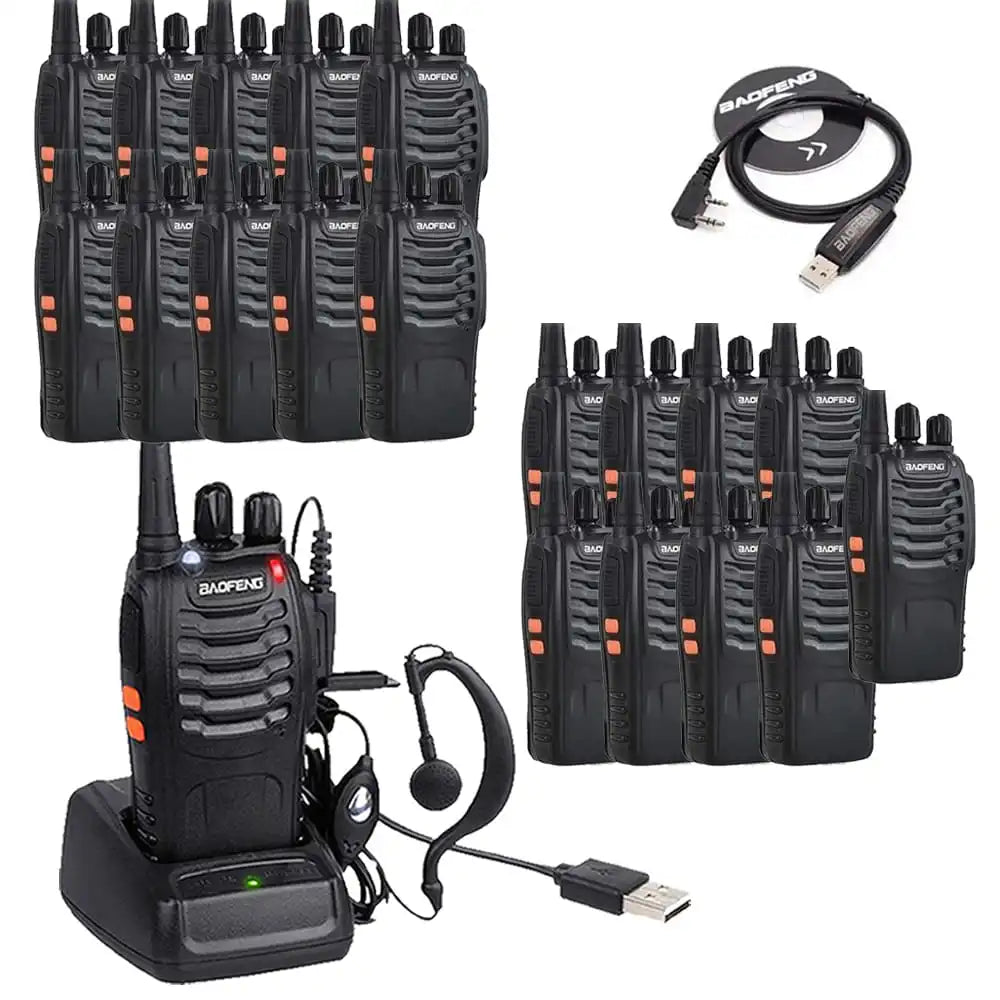 Set aus zwanzig schwarzen Baofeng BF-888S UHF-Funkgeräten, ein Gerät in der Ladestation mit Ohrhörer und ein Programmierkabel. Ideal für große Teams oder Veranstaltungen, die individuelle Anpassung erfordern.