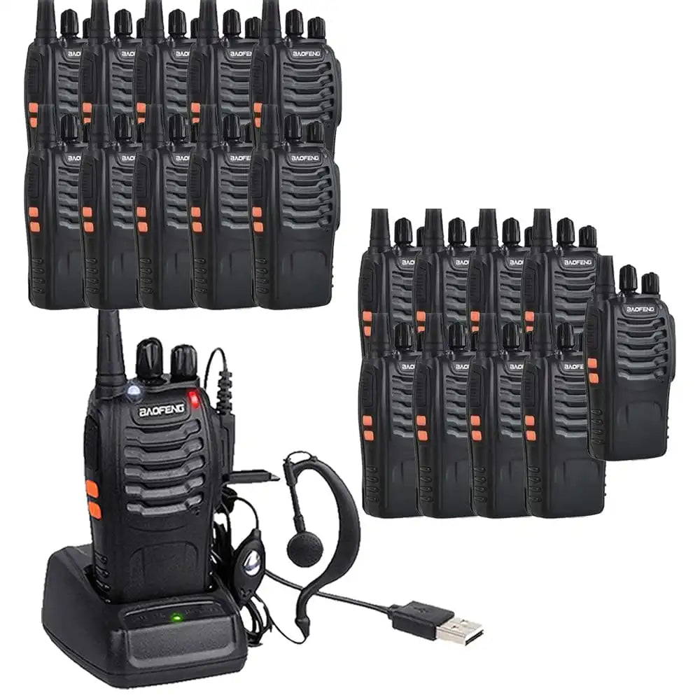 Zwanzig schwarze Baofeng BF-888S UHF-Funkgeräte, wobei eines in der Ladestation mit angeschlossenem Ohrhörer gezeigt wird. Ein umfassendes Paket für umfangreiche Kommunikationsanforderungen.