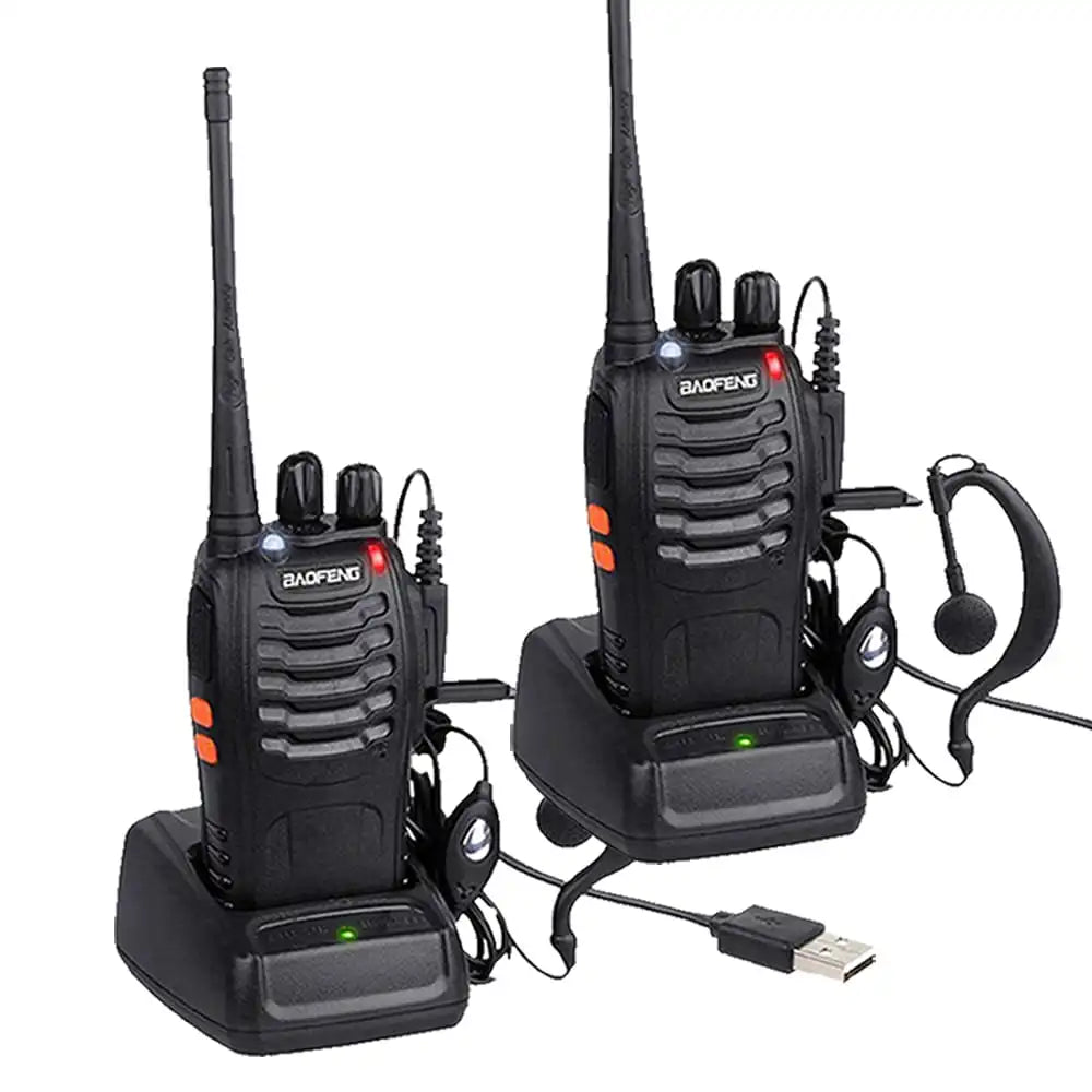 Zwei schwarze Baofeng BF-888S UHF-Funkgeräte in ihren jeweiligen Ladestationen, beide mit angeschlossenen Ohrhörern und USB-Ladekabeln. Perfekt für die Kommunikation zu zweit oder den privaten Gebrauch.