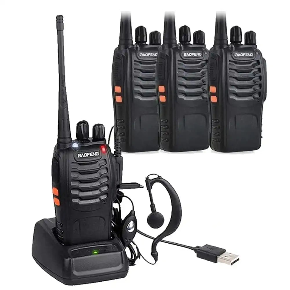 Vier schwarze Baofeng BF-888S UHF-Funkgeräte, eines davon in der Ladestation mit angeschlossenem Ohrhörer und USB-Ladekabel. Eine praktische Lösung für Paare, Freunde oder kleine Gruppen.