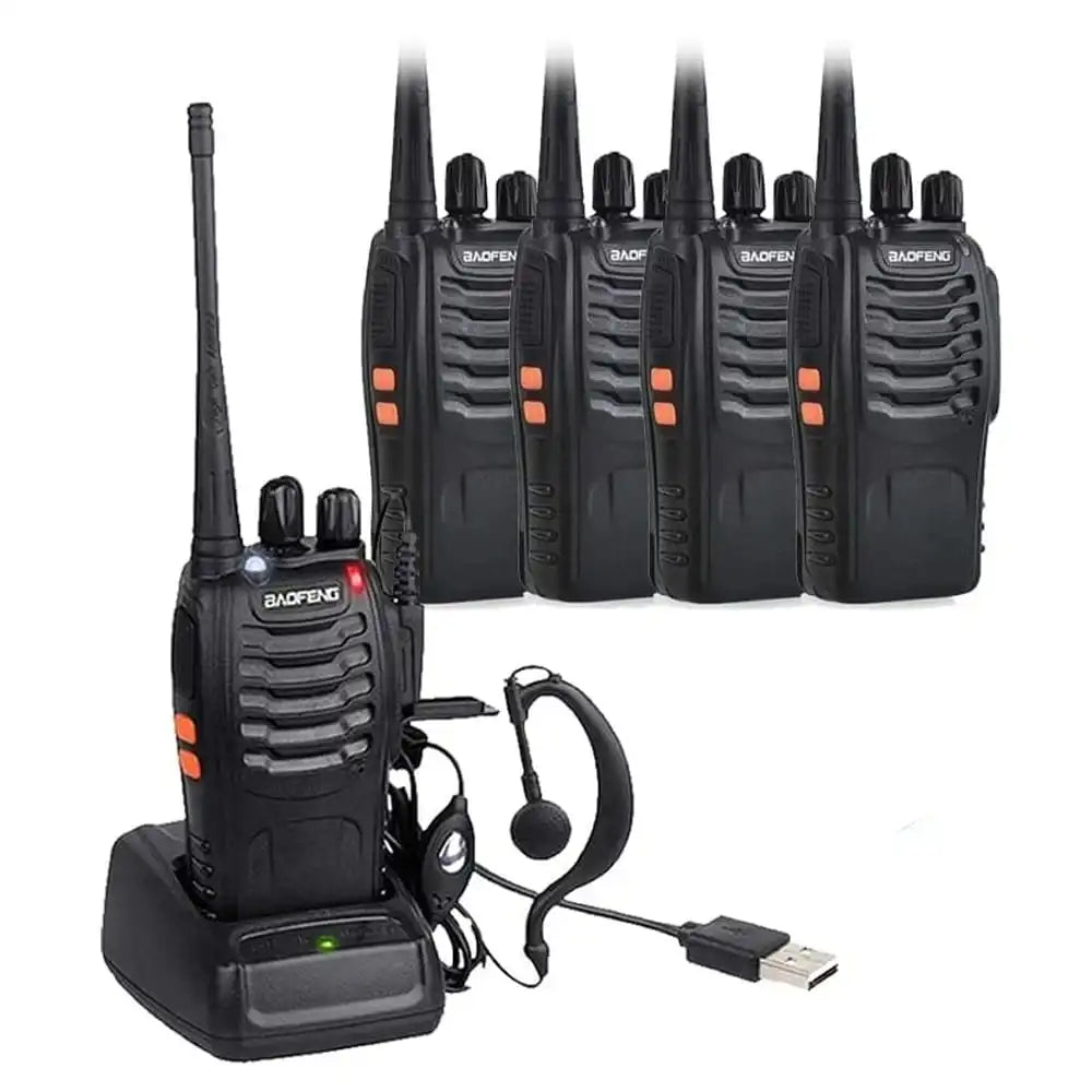 Fünf schwarze Baofeng BF-888S UHF-Funkgeräte, eines davon in der Ladestation mit Ohrhörer und USB-Ladekabel. Ein vielseitiges Paket für den Einsatz in kleinen Teams oder bei Outdoor-Aktivitäten.