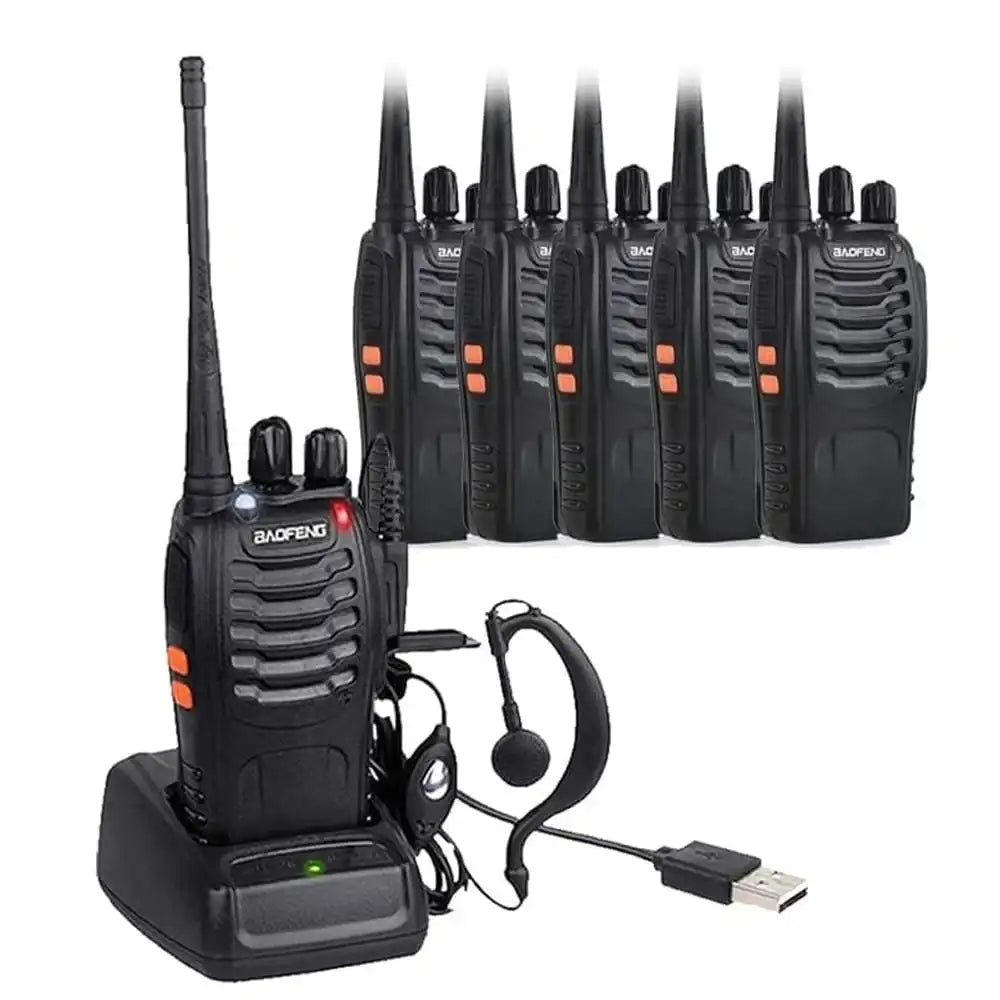 Sechs schwarze Baofeng BF-888S UHF-Funkgeräte, eines davon in der Ladestation mit Ohrhörer und USB-Ladekabel. Geeignet für kleinere Arbeitsgruppen oder gemeinsame Freizeitaktivitäten