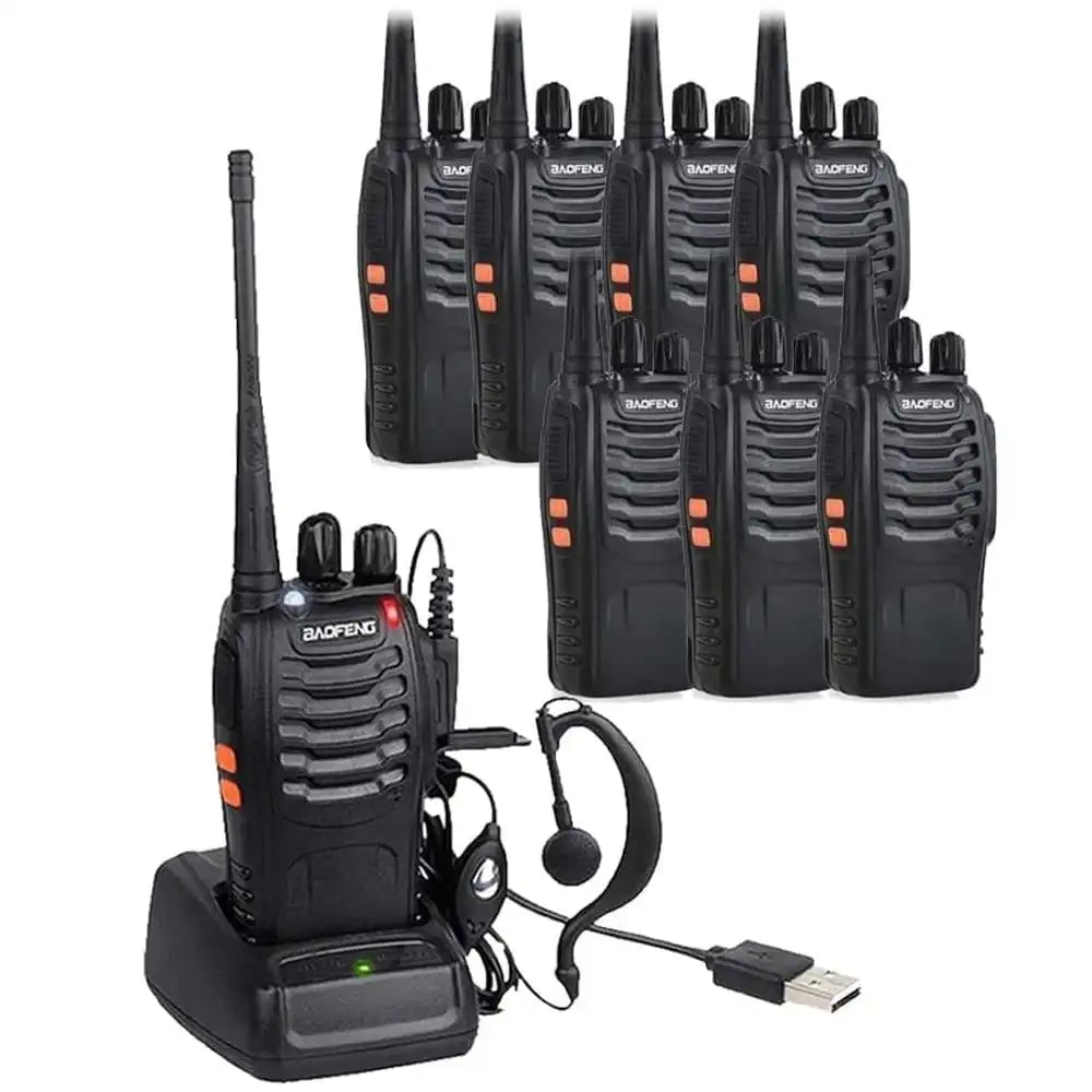 Acht schwarze Baofeng BF-888S UHF-Funkgeräte, davon eines in der Ladestation mit angeschlossenem Ohrhörer. Ein praktisches Set für kleine bis mittlere Gruppen oder Teams.