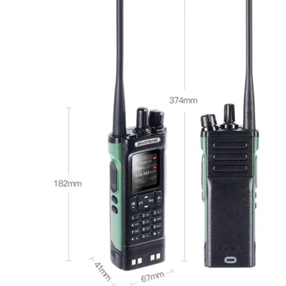 Kompaktes Baofeng DM-32UV DMR GPS 10W Funkgerät, zeigt handliche Größe und Robustheit