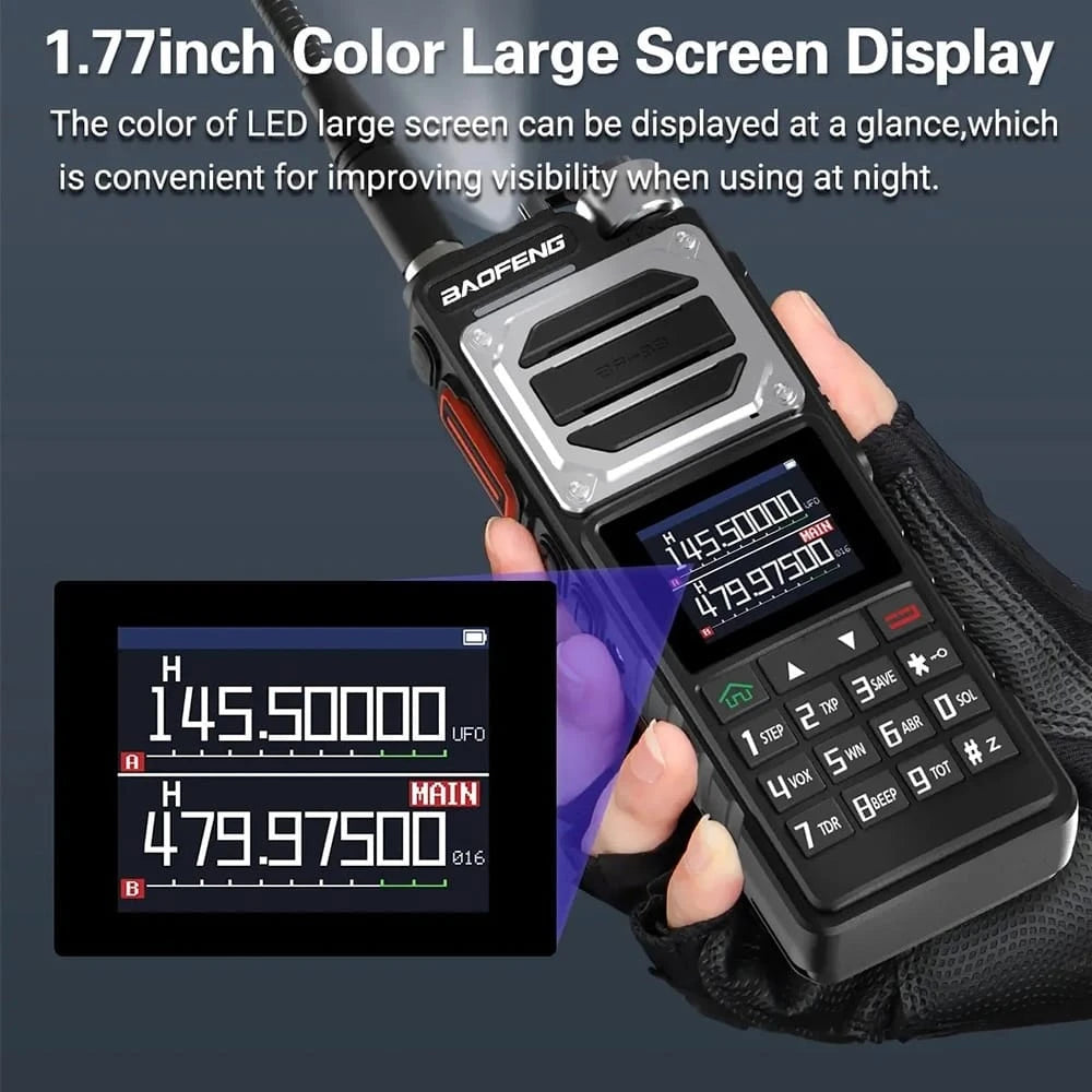 Baofeng UV-25 Walkie-Talkie in der Hand, zeigt sein großes 1,77-Zoll-Farbdisplay für bessere Sichtbarkeit auch bei Nacht.