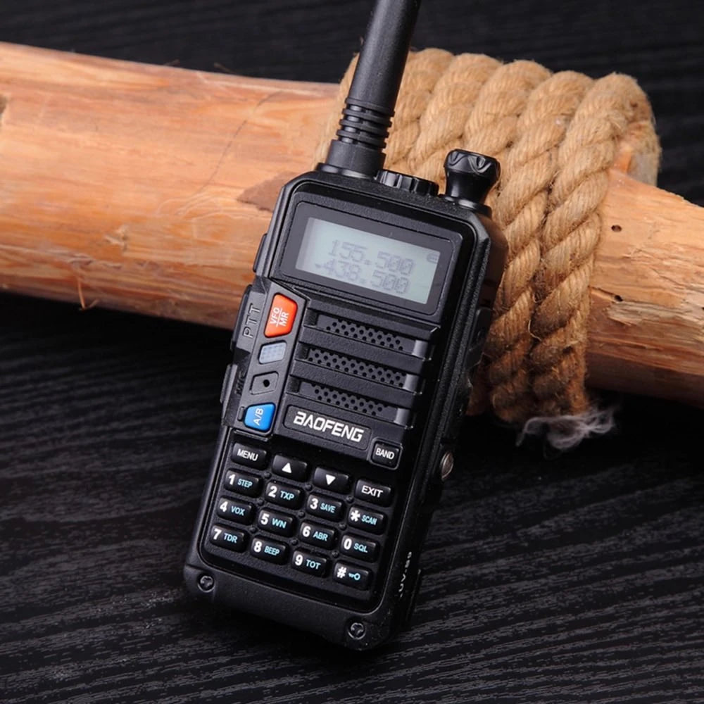 Leistungsstarkes schwarzes Baofeng UV-S9 Tri-Band 8W Funkgerät auf dunklem Holzgrund mit Seildetail, bereit für den Einsatz.