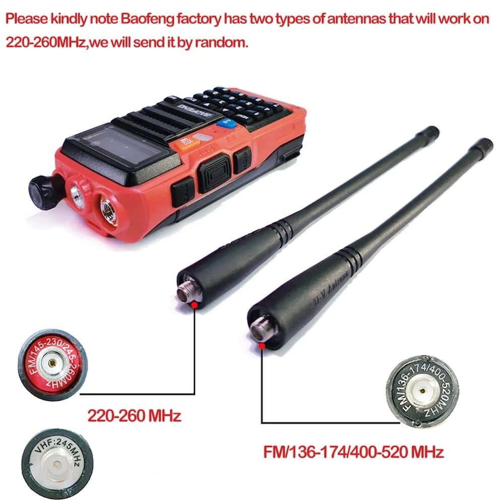 Rotes Baofeng UV-S9 Tri-Band Funkgerät mit zwei verschiedenen Antennen für 220-260 MHz und 136-174/400-520 MHz Frequenzbereiche.