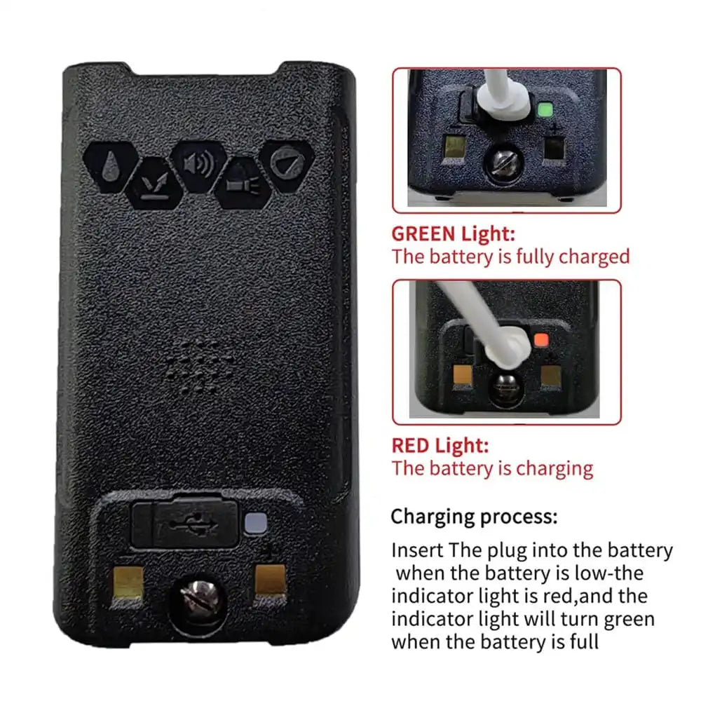 Baofeng UV-98 Pro Walkie-Talkie beim Laden des Akkus in der Ladestation.