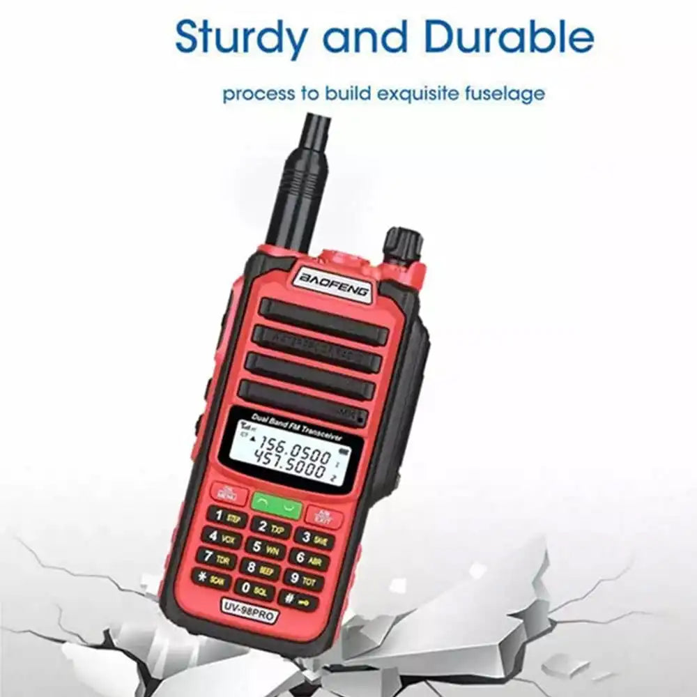 Rotes Baofeng UV-98 Pro IP68 wasserdichtes Dualband-Funkgerät mit robustem Gehäuse auf zerbrochenem Untergrund.
