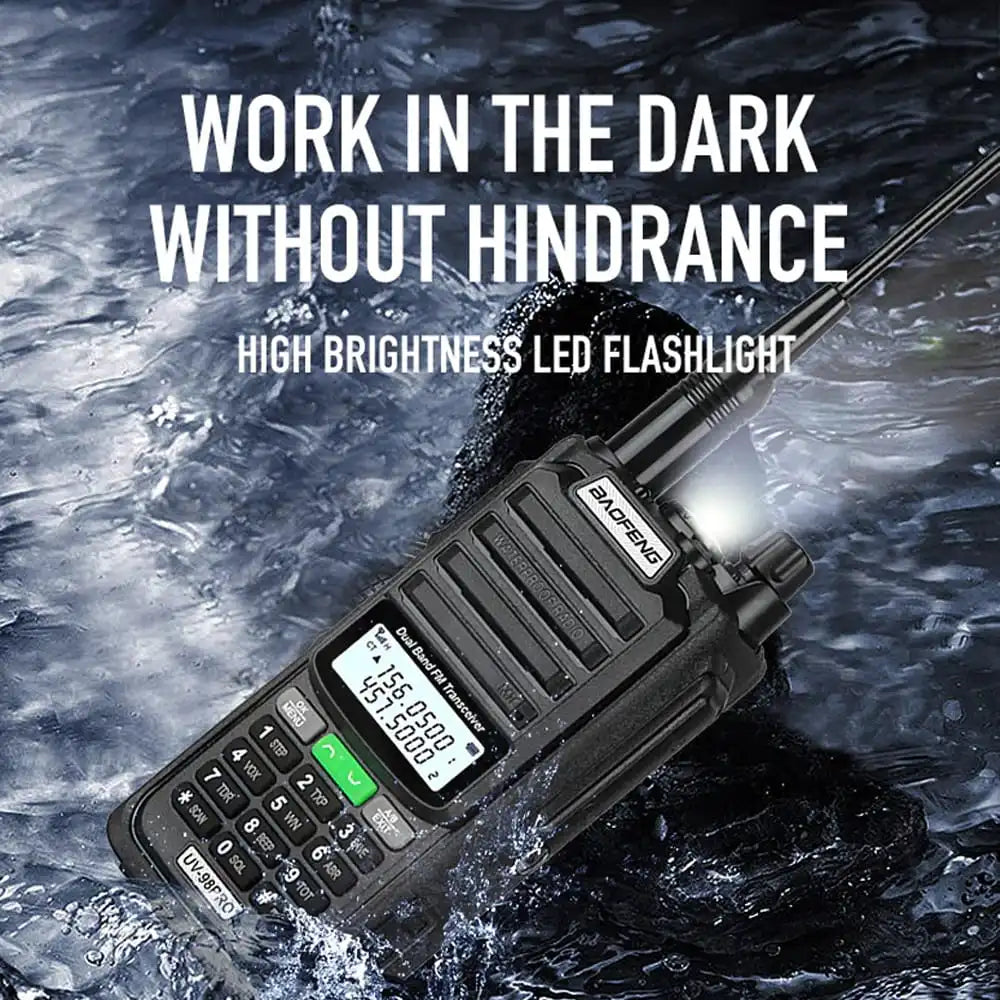 Baofeng UV-98 Pro IP68 wasserdichtes Dualband-Funkgerät mit eingeschalteter LED-Taschenlampe in einer dunklen, nassen Umgebung.