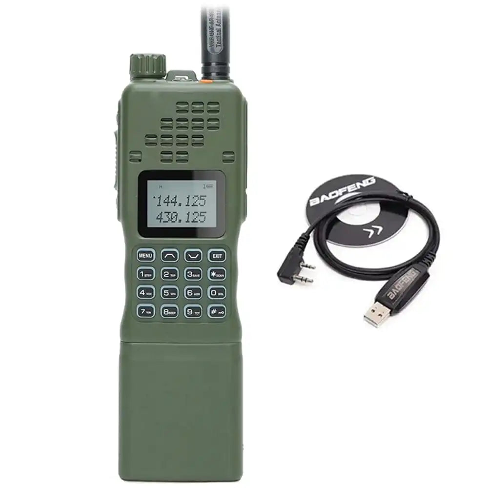 Grünes Baofeng AR-152 15W Militär-Zwei-Wege-Funkgerät mit Programmierkabel für erweiterte Konfigurationen.