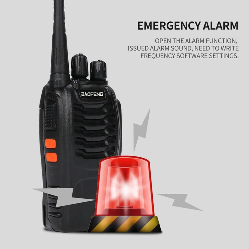 Das Baofeng BF-888S Funkgerät neben einer roten Alarmleuchte, die die Notfallalarmfunktion hervorhebt. Ein wichtiges Sicherheitsmerkmal für den schnellen Hilferuf.