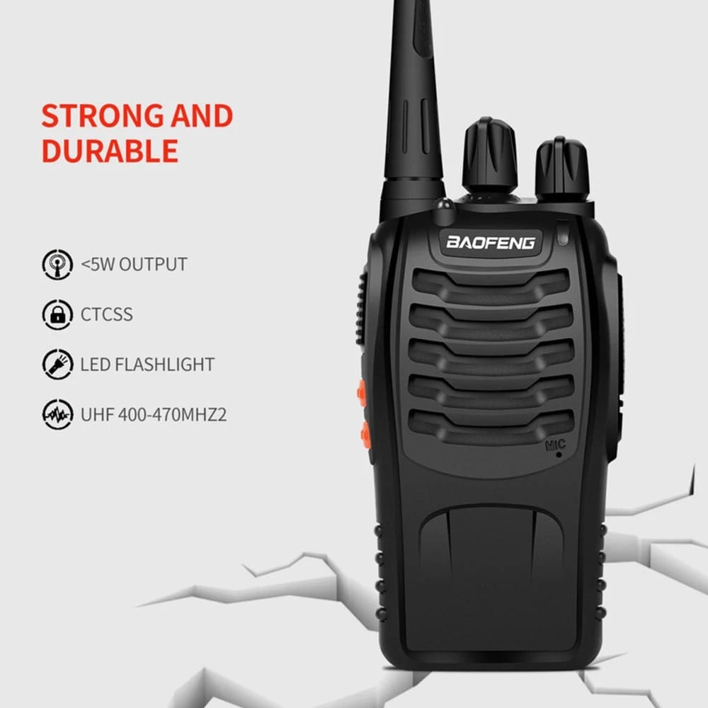 Das Baofeng BF-888S Funkgerät mit Beschriftungen für 'STARK UND ROBUST', <5W Ausgangsleistung, CTCSS, LED-Taschenlampe und UHF 400-470MHz Frequenzbereich. Zeigt wichtige technische Spezifikationen.