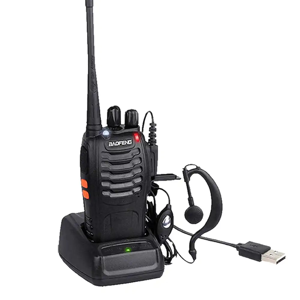 Ein einzelnes schwarzes Baofeng BF-888S UHF-Funkgerät in seiner Ladestation, komplett mit angeschlossenem Ohrhörer und USB-Ladekabel. Ein zuverlässiges Walkie-Talkie für den persönlichen oder professionellen Einsatz.