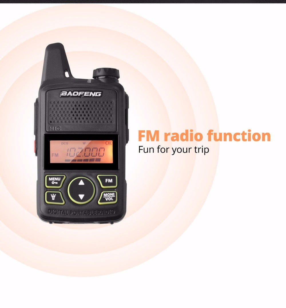 Baofeng BF-T1 Walkie-Talkie mit aktiver FM-Radiofunktion, die auf dem Display angezeigt wird.