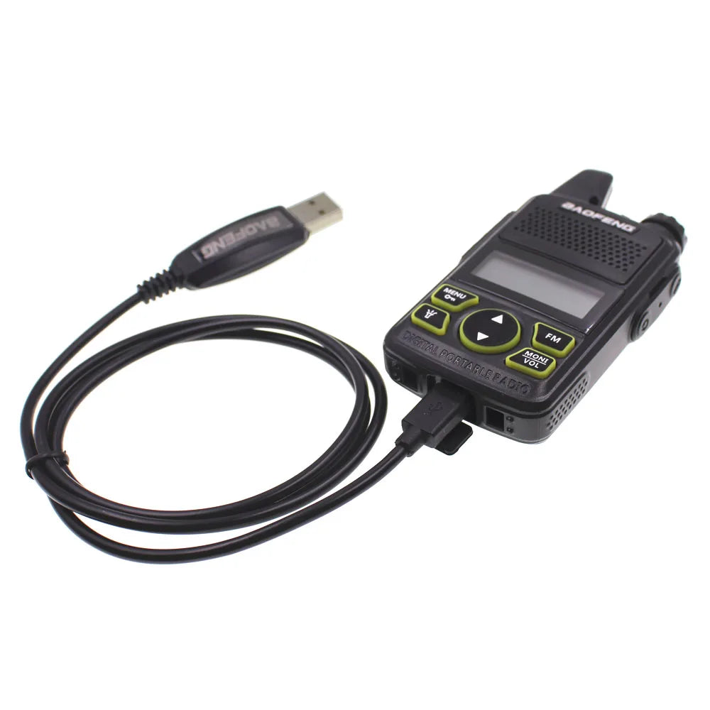 Baofeng BF-T1 Programmierkabel mit USB-Anschluss und 3,5mm-Klinkenstecker für die einfache Verbindung zum Computer.