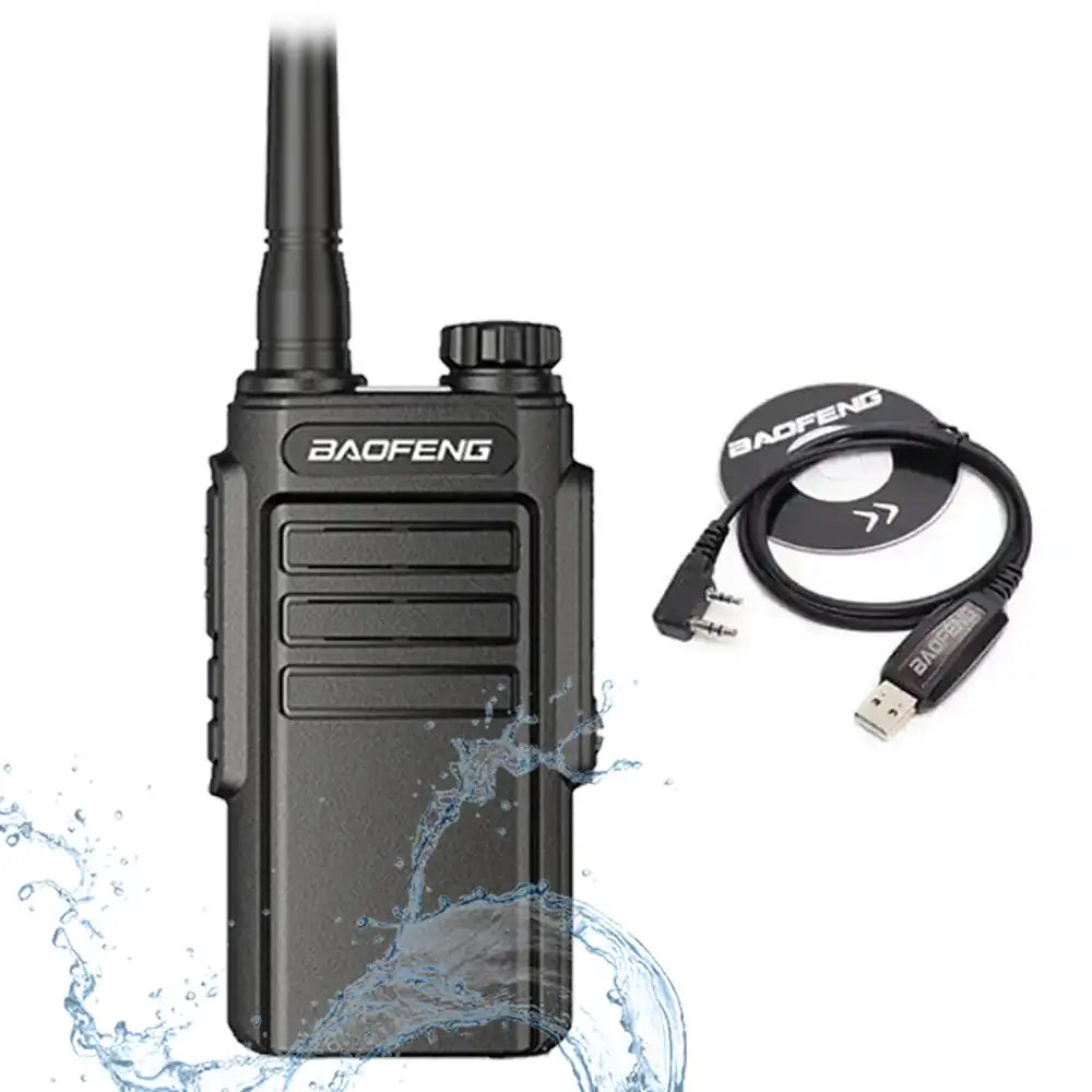 Baofeng BF-W31 UHF IP54 wasserdichtes Walkie-Talkie mit Programmierkabel und Installations-CD, dargestellt mit Wasserspritzern.