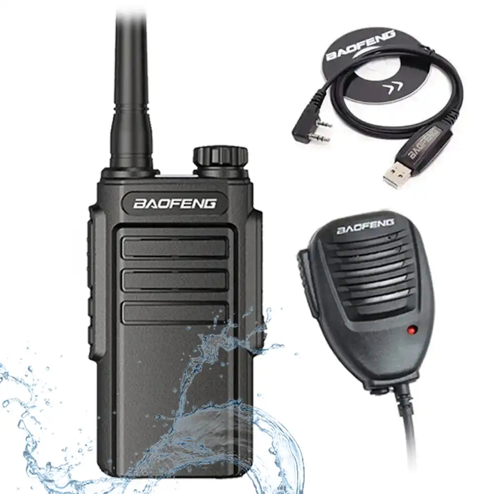 Baofeng BF-W31 UHF IP54 wasserdichtes Walkie-Talkie, Lautsprechermikrofon und Programmierkabel mit CD, dargestellt mit Wasserspritzern.