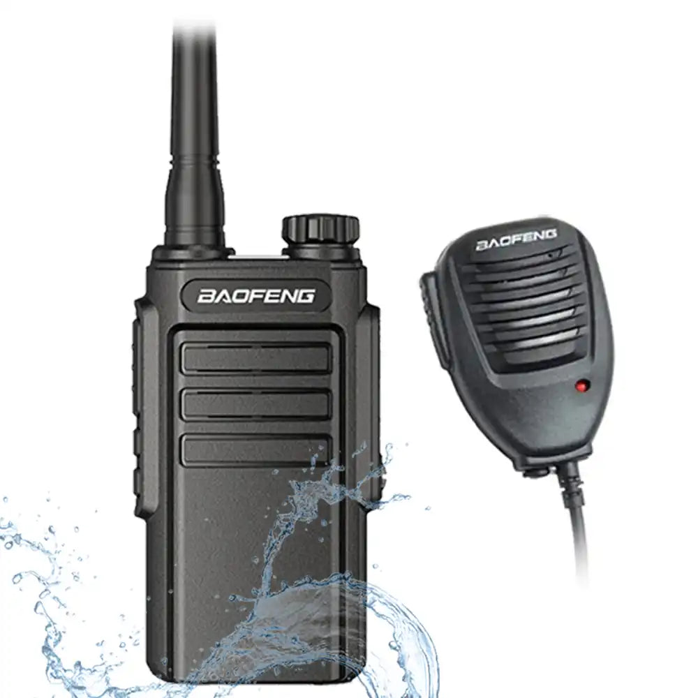 Baofeng BF-W31 UHF IP54 wasserdichtes Walkie-Talkie mit externem Lautsprechermikrofon, umgeben von Wasserspritzern.