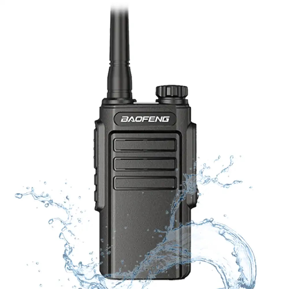 Baofeng BF-W31 UHF IP54 wasserdichtes Walkie-Talkie, abgebildet mit Wasserspritzern, die seine Wetterbeständigkeit hervorheben.