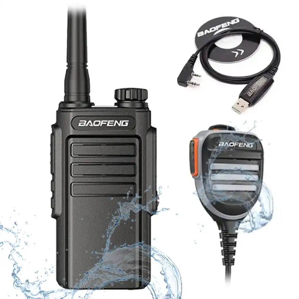 Baofeng BF-W31 UHF IP54 wasserdichtes Walkie-Talkie, wasserdichtes Lautsprechermikrofon und Programmierkabel mit CD, umgeben von Wasserspritzern.