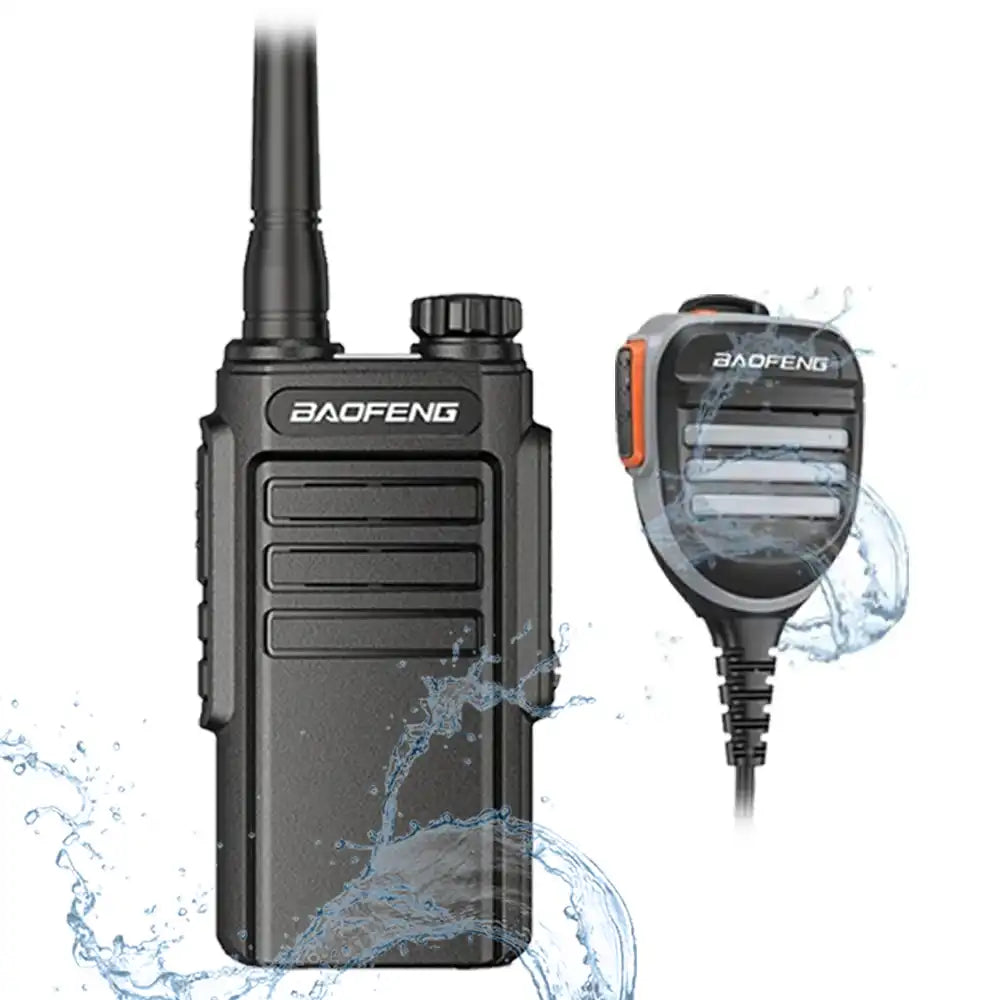 Baofeng BF-W31 UHF IP54 wasserdichtes Walkie-Talkie mit wasserdichtem Lautsprechermikrofon, beides mit Wasserspritzern dargestellt.
