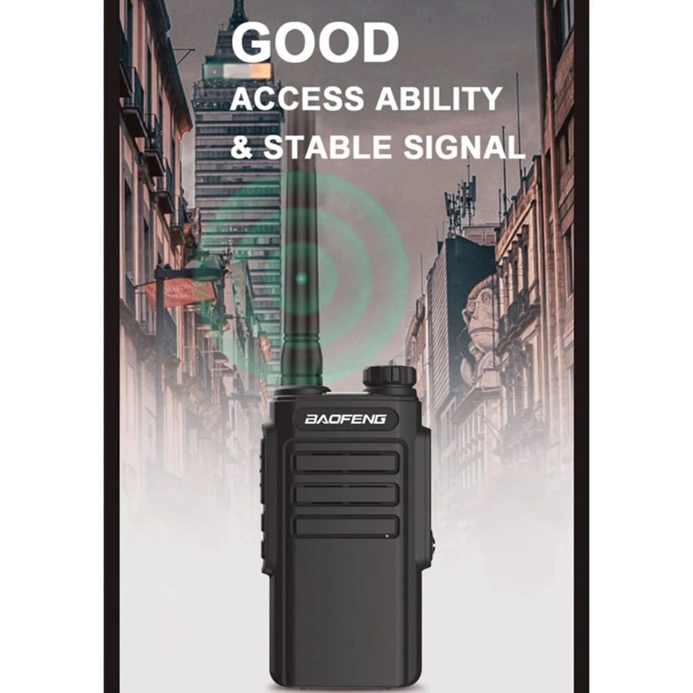 Baofeng BF-W31 Walkie-Talkie in urbaner Umgebung, mit grünen Funkwellen, die gute Reichweite und stabile Signalübertragung symbolisieren.