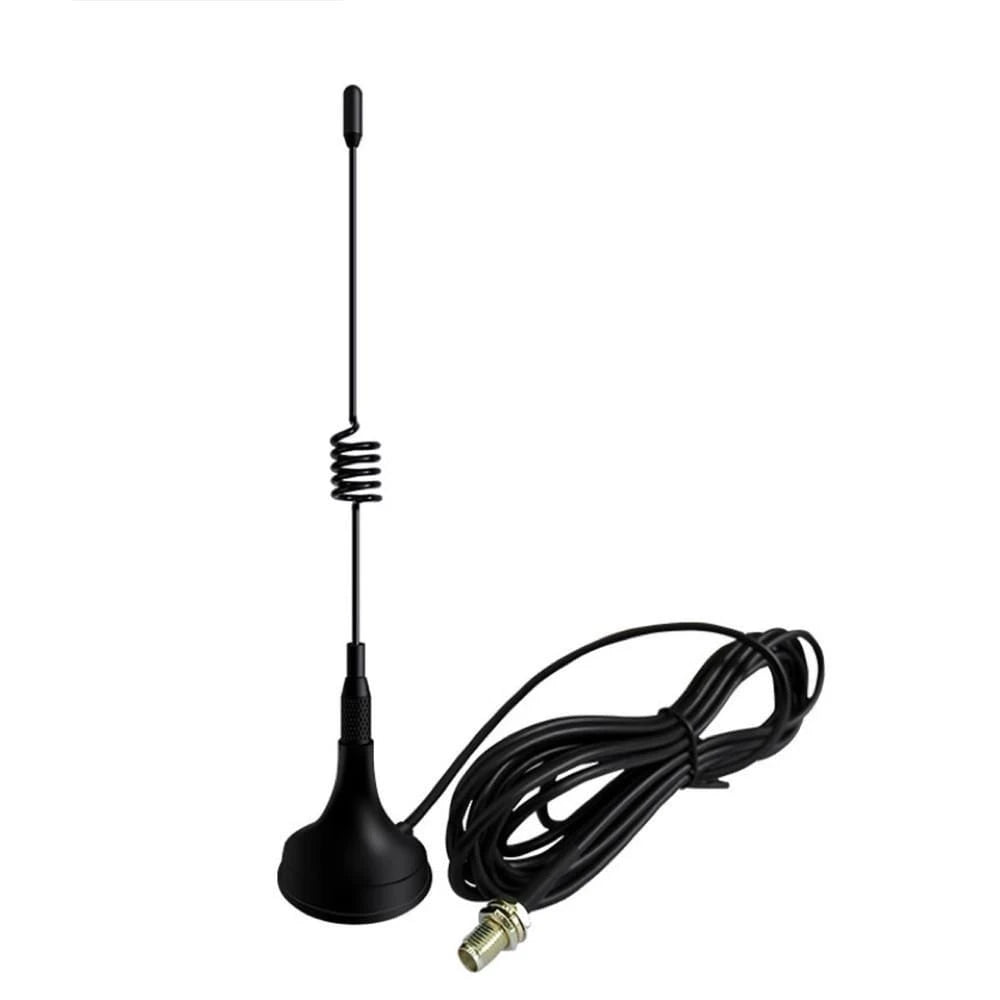 Die Baofeng-Antenne in voller Länge, die ihre kompakte Größe und das Koaxialkabel zeigt.