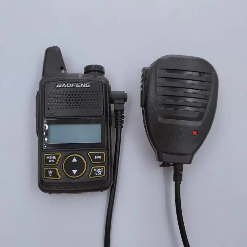 Baofeng Schulter-PTT-Lautsprechermikrofon für BF-T1, UV-3R und UV-T8 Radios mit 1-Pin-Anschluss, in der Hand gehalten.