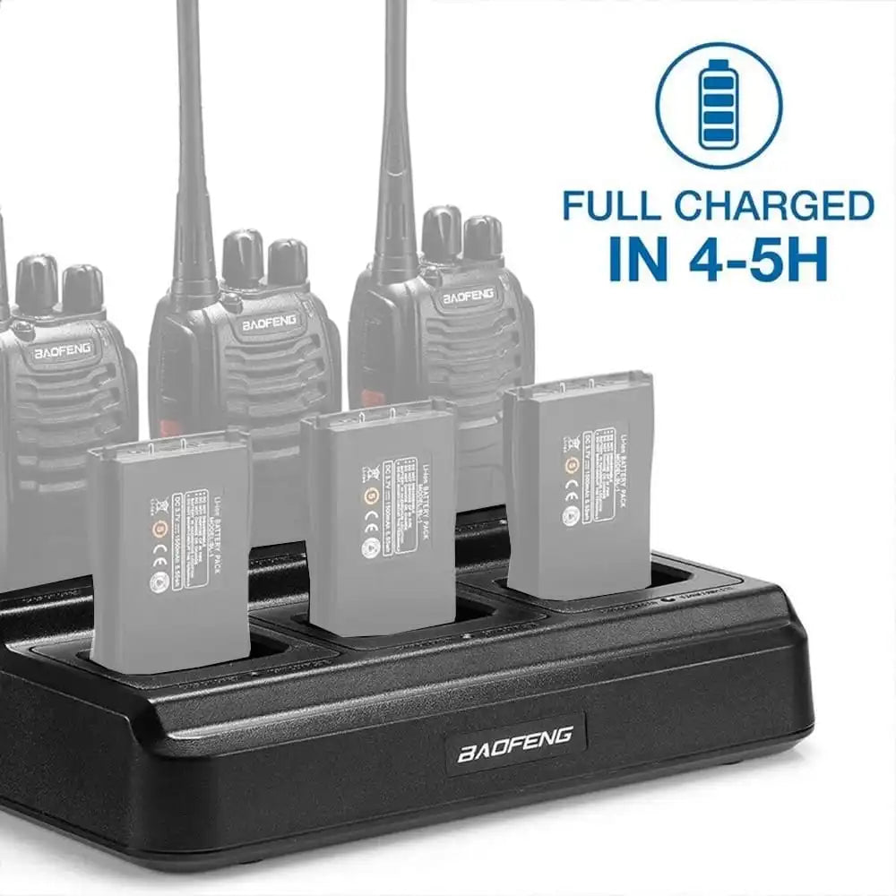 Ein Ladegerät mit sechs Steckplätzen, in denen Funkgerät-Akkus stecken. Darüber steht der Text "FULL CHARGED IN 4-5H".