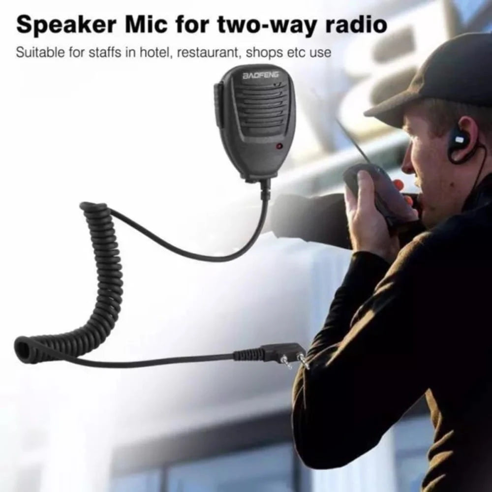 Ansicht der Oberseite des Baofeng Speaker-Mics mit der 3,5-mm-Klinkenbuchse zum Anschluss eines Ohrhörers für diskrete Kommunikation.