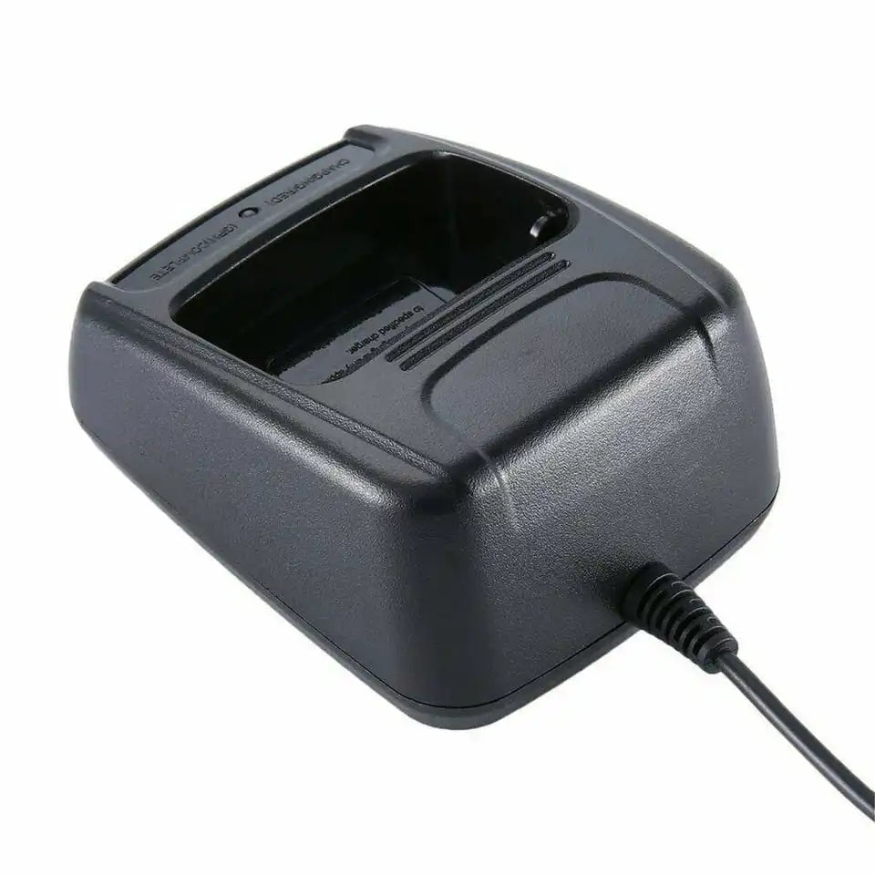 Seitenansicht des kompakten und leichten Baofeng USB-Desktop-Ladegeräts für BF-888S Funkgeräte, gefertigt aus robustem schwarzem Kunststoff.