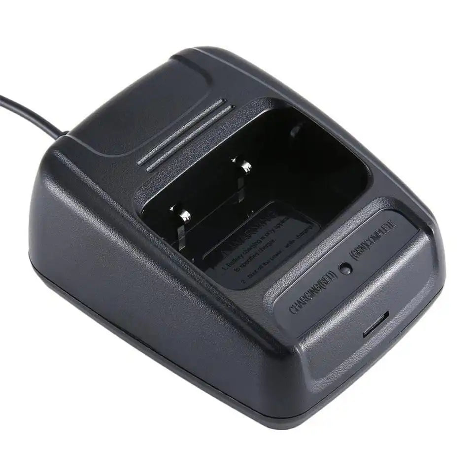 Nahaufnahme des Baofeng USB-Ladegeräts für Funkgeräte, mit sichtbaren Ladekontakten und den LED-Anzeigen für "Laden" und "Vollständig".