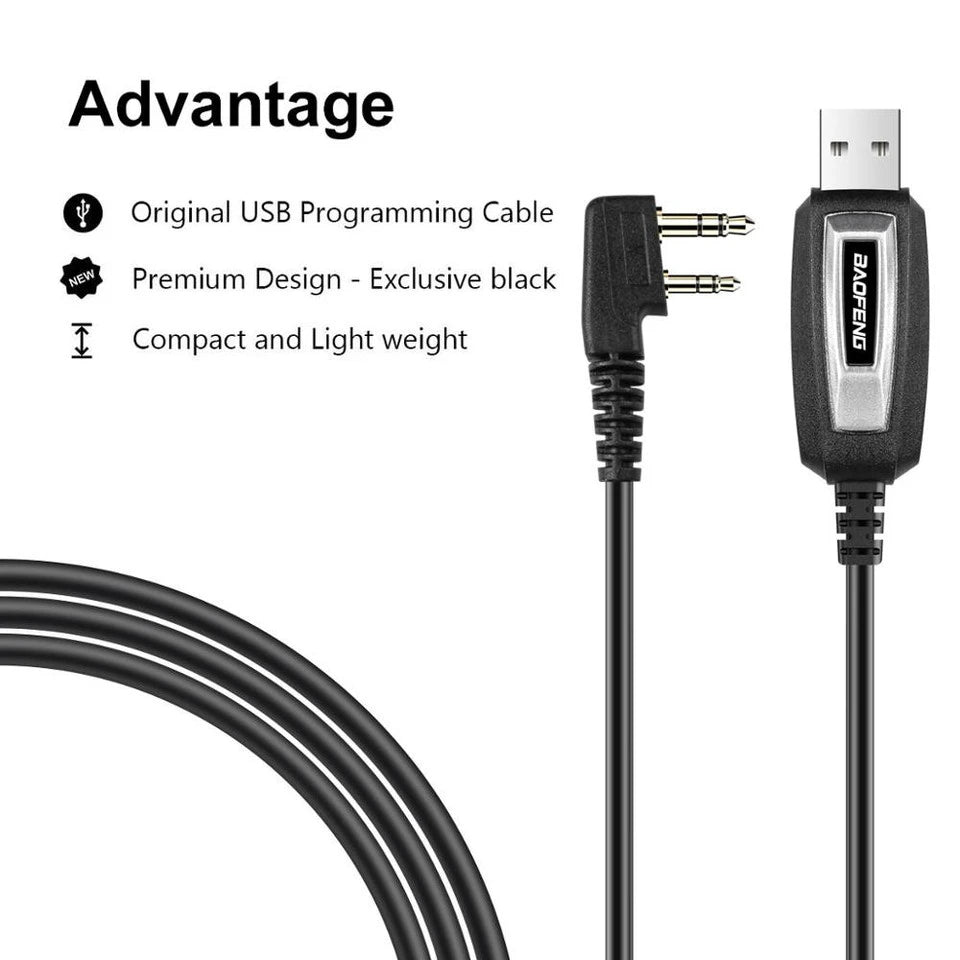 Das Baofeng USB-Programmierkabel liegt neben der Treiber-CD, die für die Installation der Software erforderlich ist.