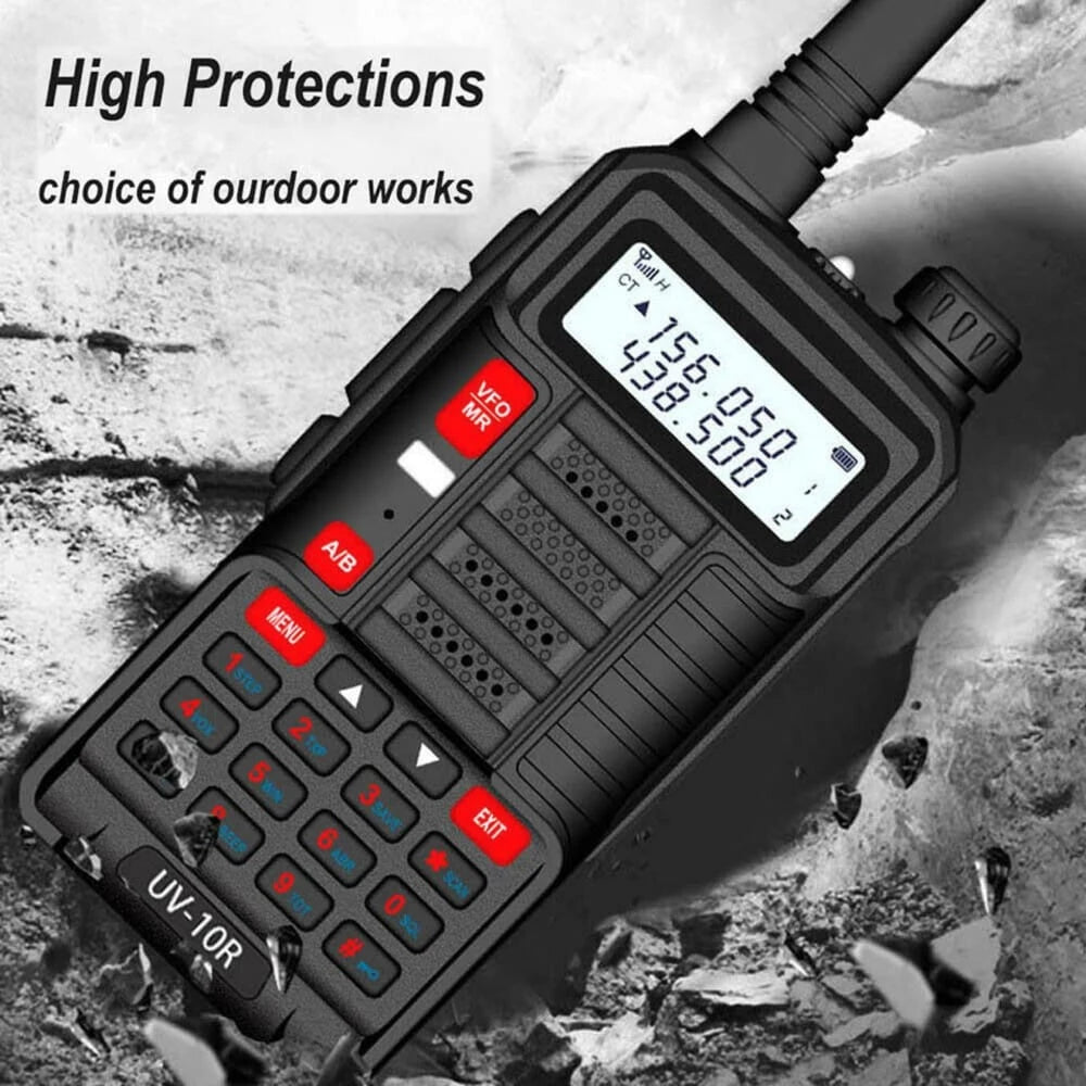 Baofeng UV-10R Dualband Walkie-Talkie (Schwarz) auf felsigem Untergrund, um seine hohen Schutzfunktionen und Robustheit für Outdoor-Arbeiten zu demonstrieren.