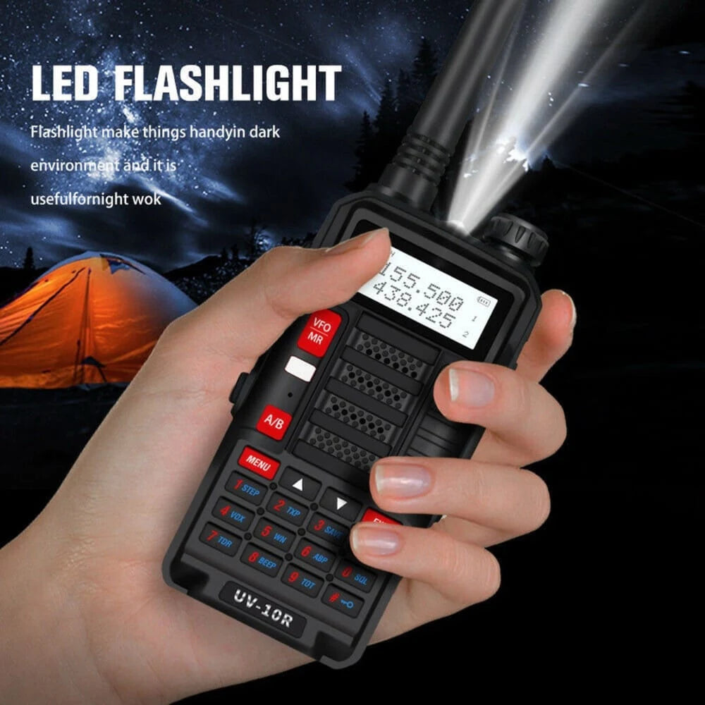 Baofeng UV-10R Dualband Walkie-Talkie (Schwarz) in einer Hand mit aktivierter LED-Taschenlampe, ideal für dunkle Umgebungen und Nachtarbeit.
