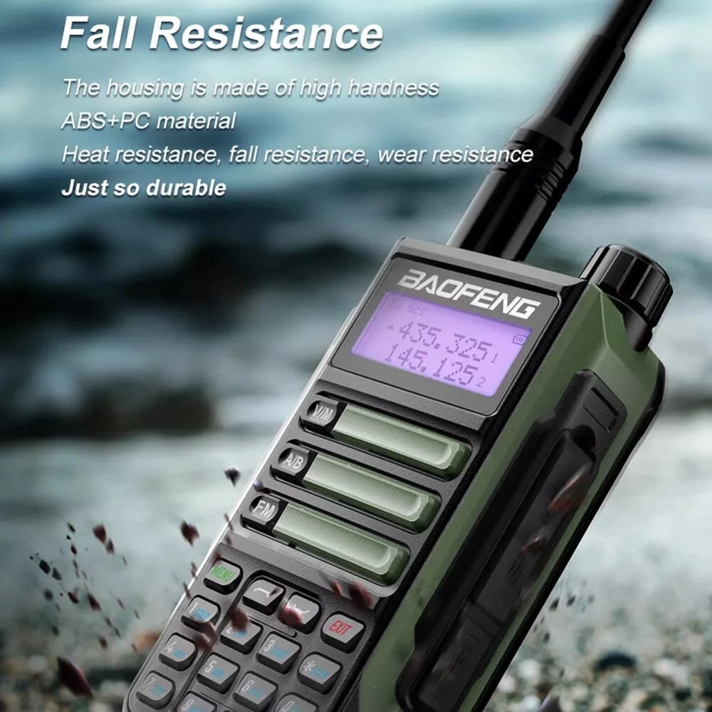 Baofeng UV-16 Pro IP68 wasserdichtes Walkie-Talkie, Nahaufnahme, das sturzfestes ABS+PC-Gehäuse und Haltbarkeit demonstriert.