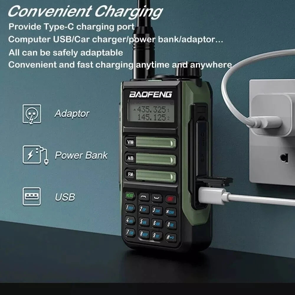 Baofeng UV-16 Pro IP68 Walkie-Talkie, das per USB-C-Kabel an einem Adapter geladen wird, um bequemes Laden zu demonstrieren.