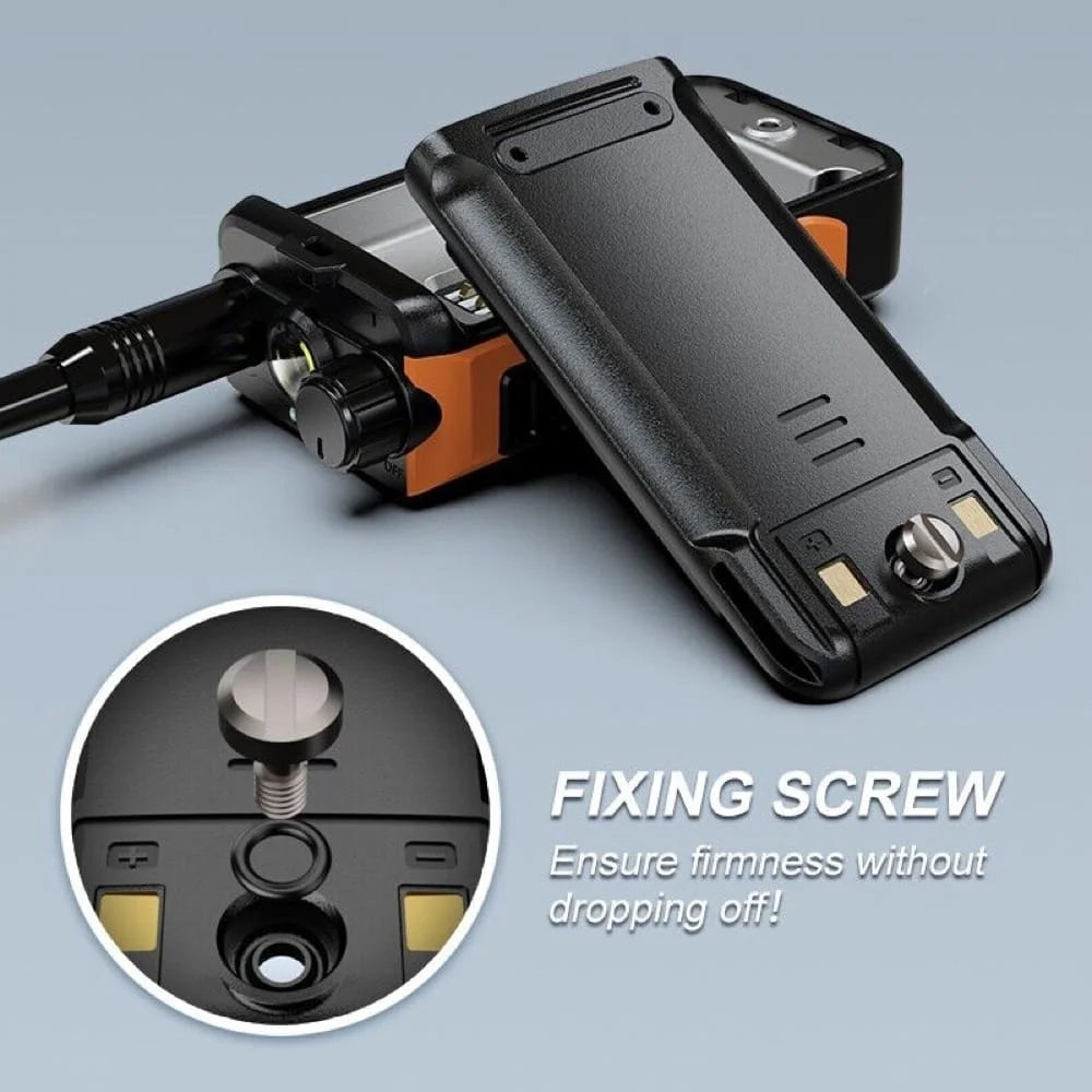 Baofeng UV-16 Pro IP68 Funkgerät mit abgenommenem Akku, der Befestigungsschraube zur sicheren Fixierung zeigt.