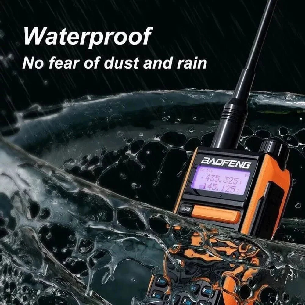 Baofeng UV-16 Pro IP68 wasserdichtes Walkie-Talkie in Orange, das unter fließendem Wasser seine Beständigkeit gegen Staub und Regen demonstriert.