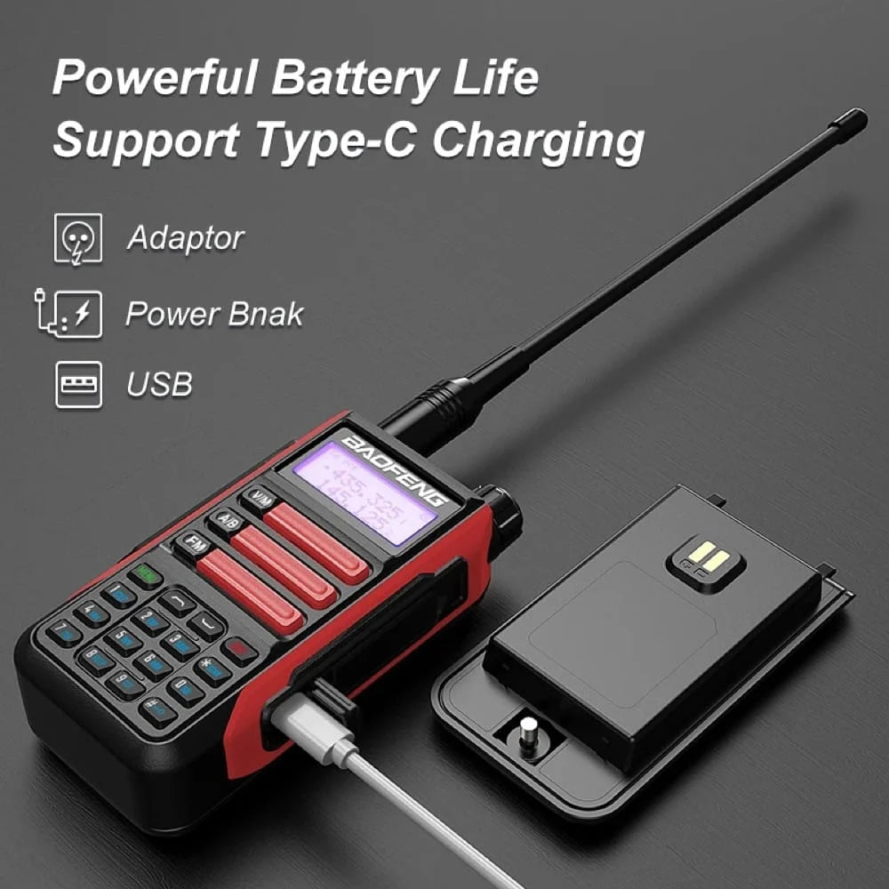 Baofeng UV-16 Pro IP68 wasserdichtes Walkie-Talkie mit abgenommenem Akku, das die USB-C Ladefunktion per Adapter, Powerbank oder USB-Kabel demonstriert.