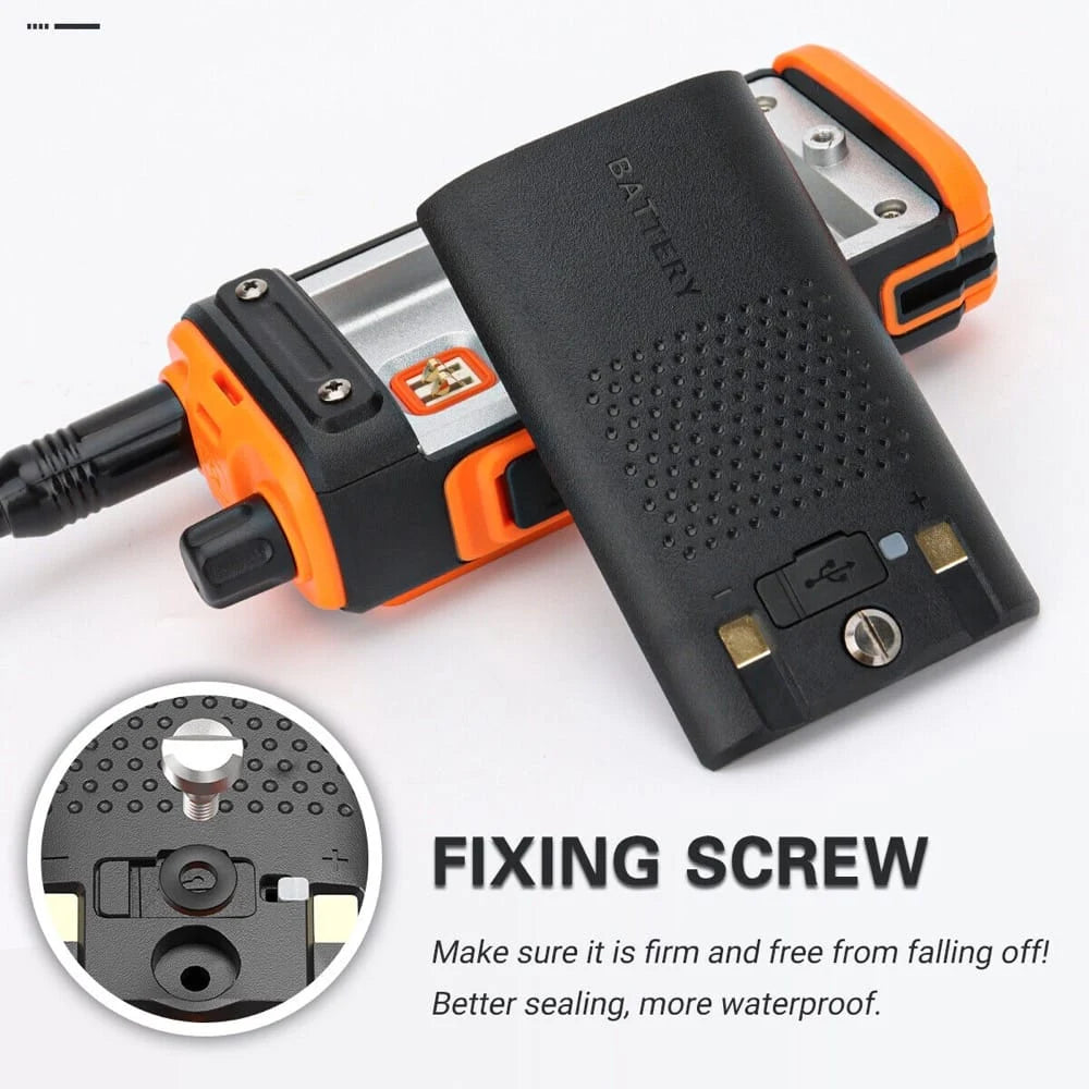 Nahaufnahme des Batteriefachs des Baofeng UV-17 Pro Walkie-Talkies mit Befestigungsschraube für sicheren und wasserdichten Halt