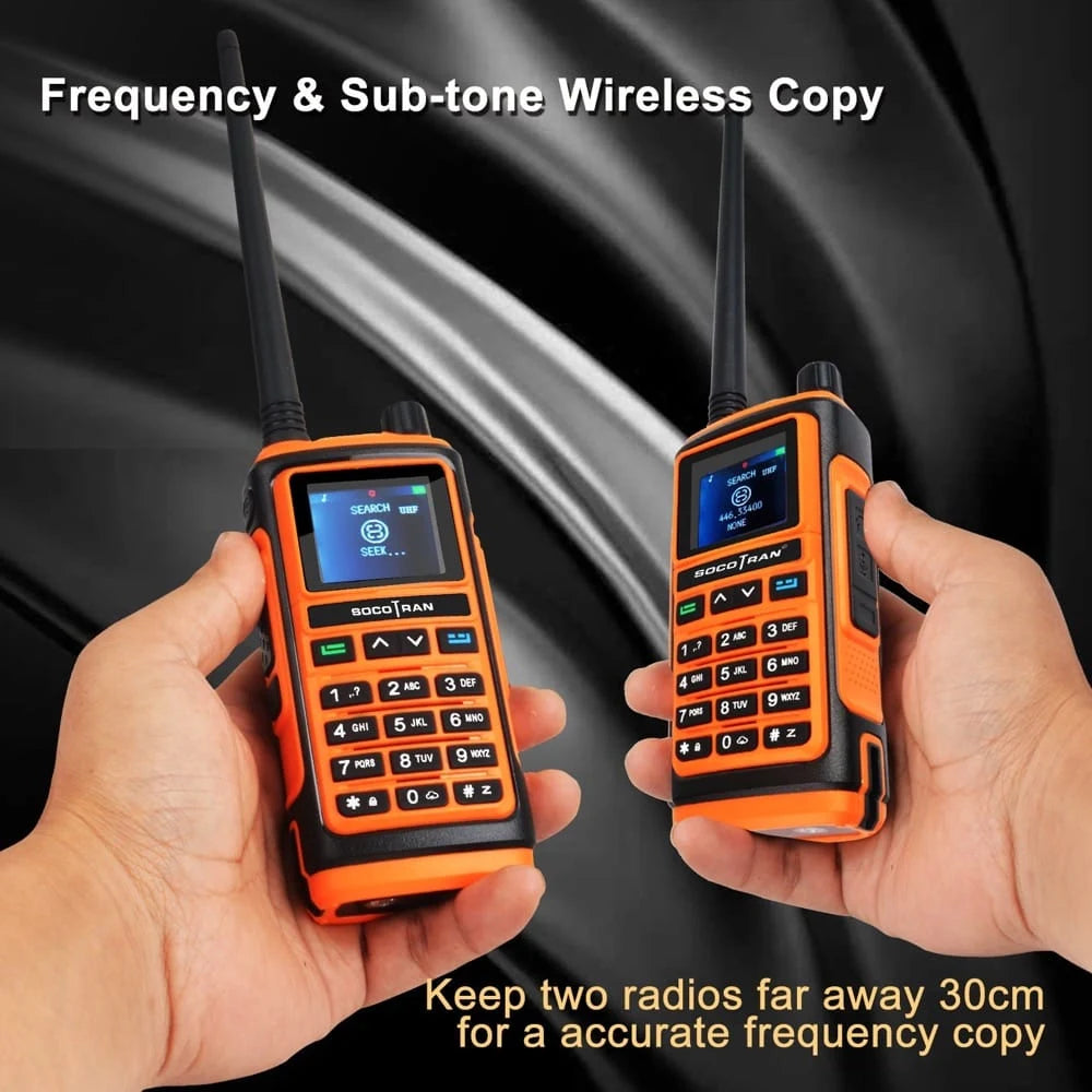 Zwei Baofeng UV-17 Pro Walkie-Talkies  zeigen die drahtlose Kopierfunktion für Frequenzen und Subtöne