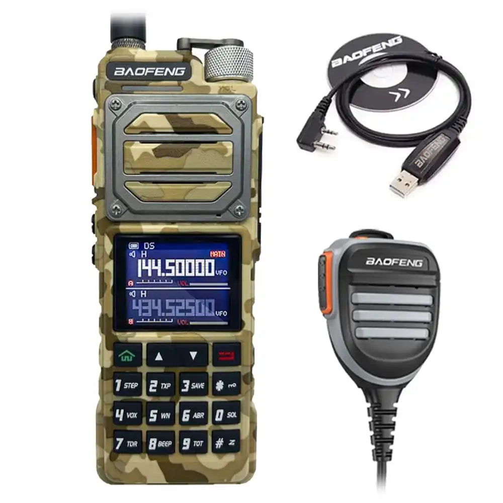 Baofeng UV-25 10W Militär-Funkgerät in Tarnfarben mit Programmierkabel und wasserdichtem Lautsprechermikrofon für anspruchsvolle Umgebungen.
